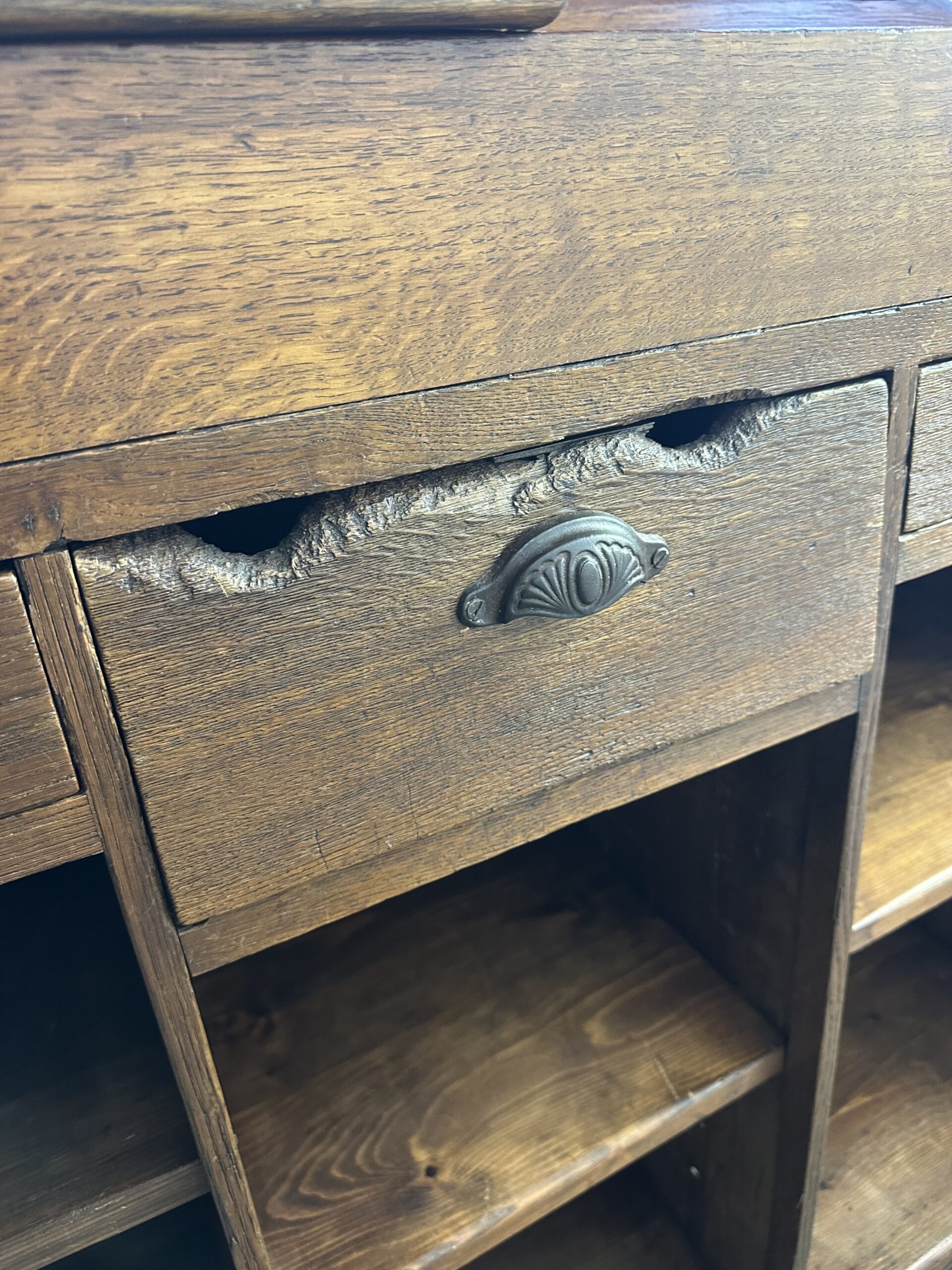 Bar comptoir d'acceuil en chêne massif fin XIXeme – Image 7