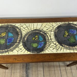 Alternative view of Table basse en teck et faïence de lave par J.BELARTI 1960