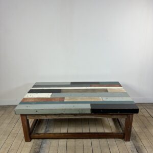 Table basse en bois patiné années 2000