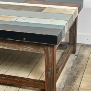 Alternative view of Table basse en bois patiné années 2000