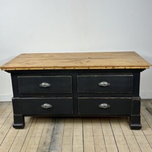 Commode basse en pichepin et patine gris foncé début XXeme