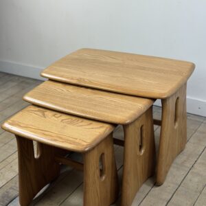 Tables gigogne vintage Ercol en orme massif 1980