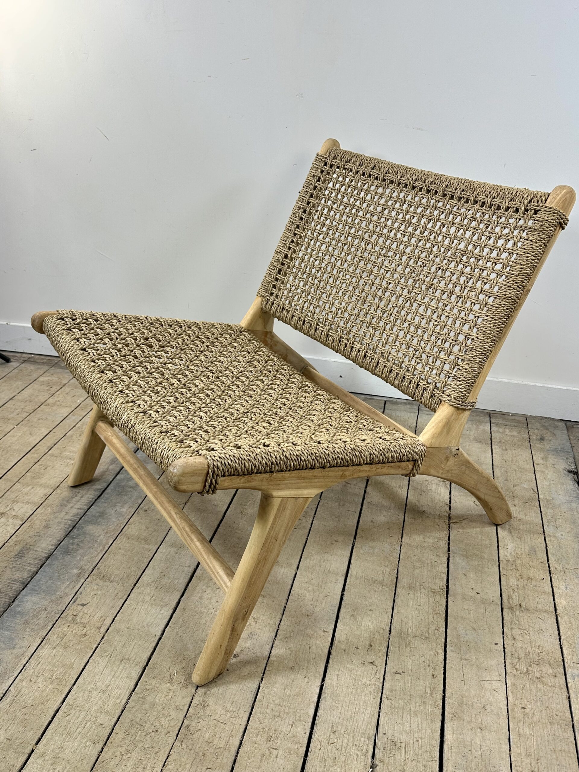 Fauteuil lounge en teck massif et jonc de mer tressé