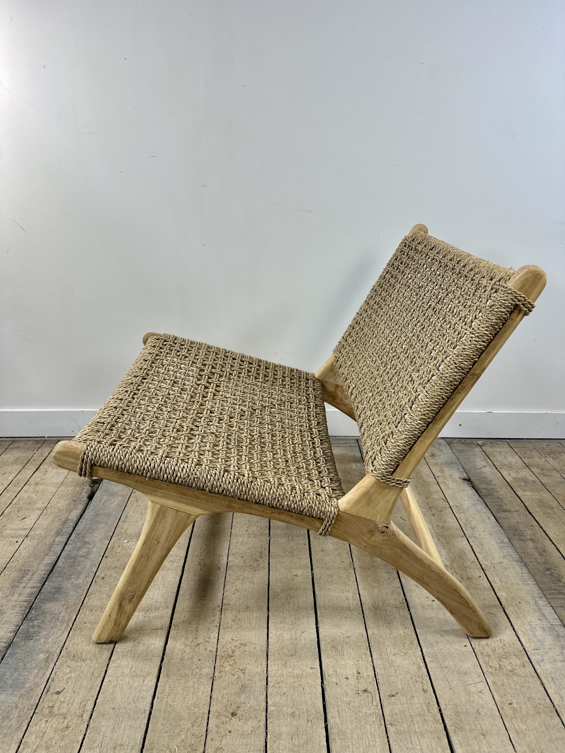 Fauteuil lounge en teck massif et jonc de mer tressé – Image 2