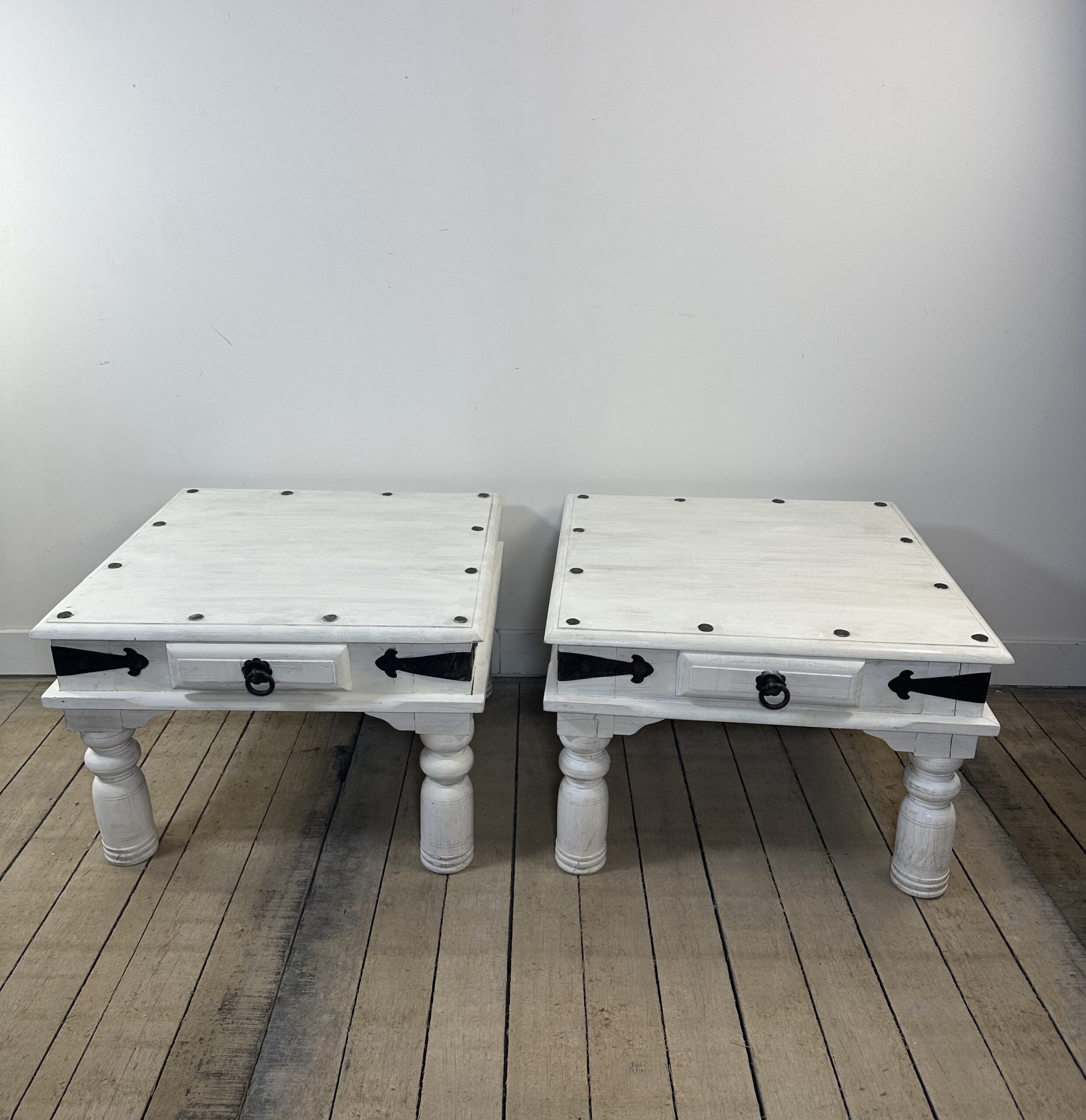Tables basses (la paire) en bois patinée blanc et fer forgé noir 1990'S