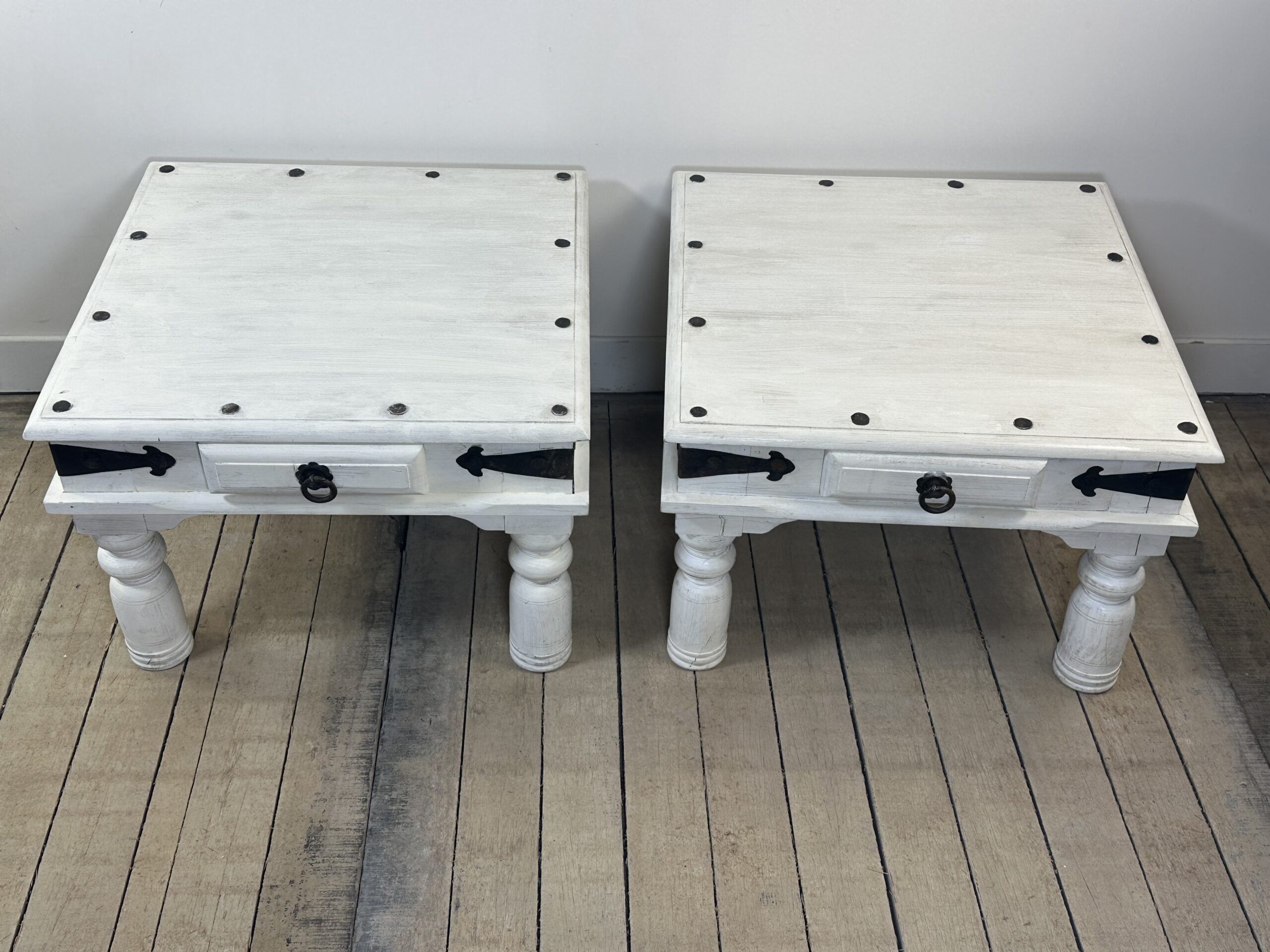 Tables basses (la paire) en bois patinée blanc et fer forgé noir 1990'S – Image 3