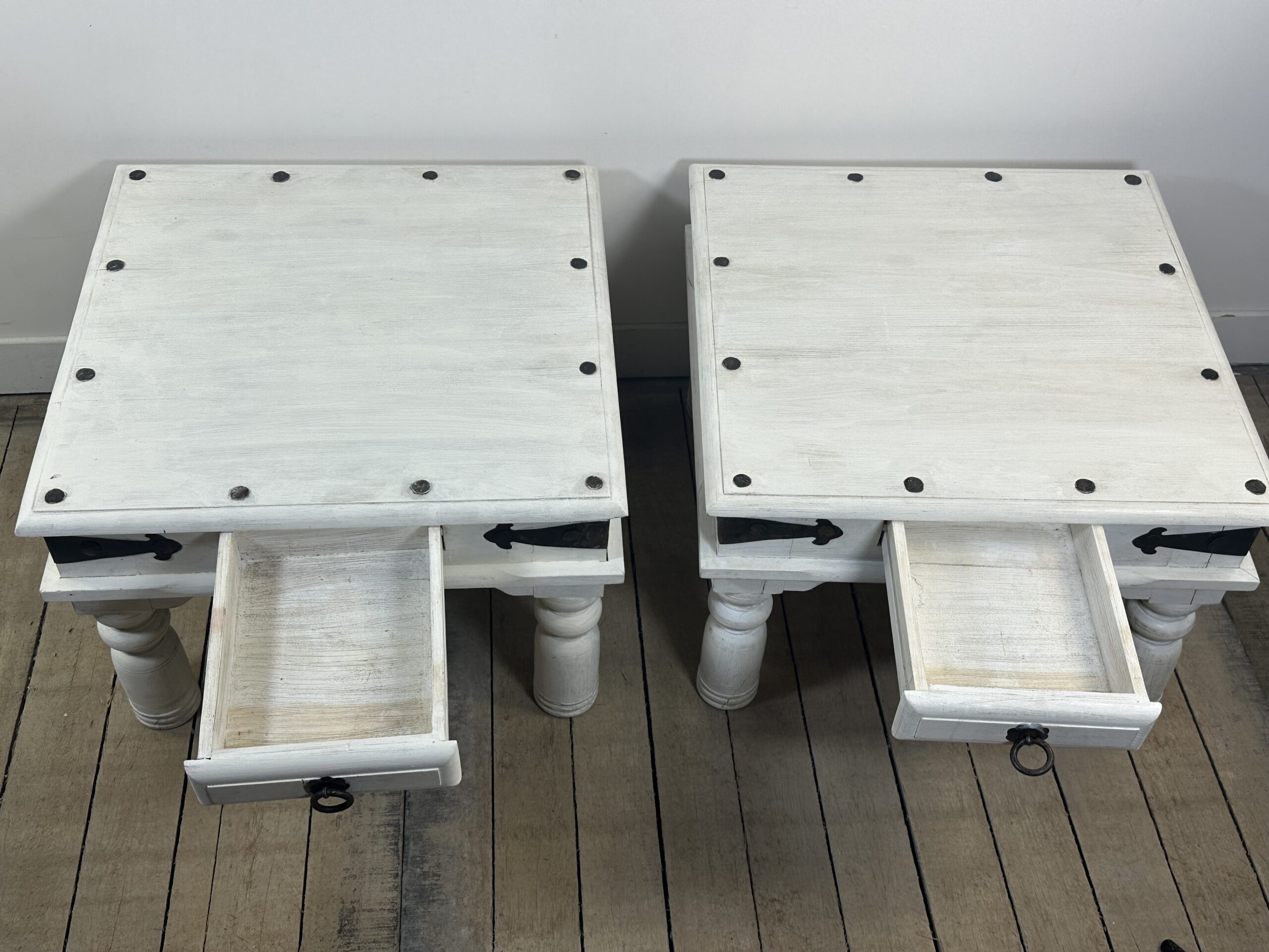 Tables basses (la paire) en bois patinée blanc et fer forgé noir 1990'S – Image 4