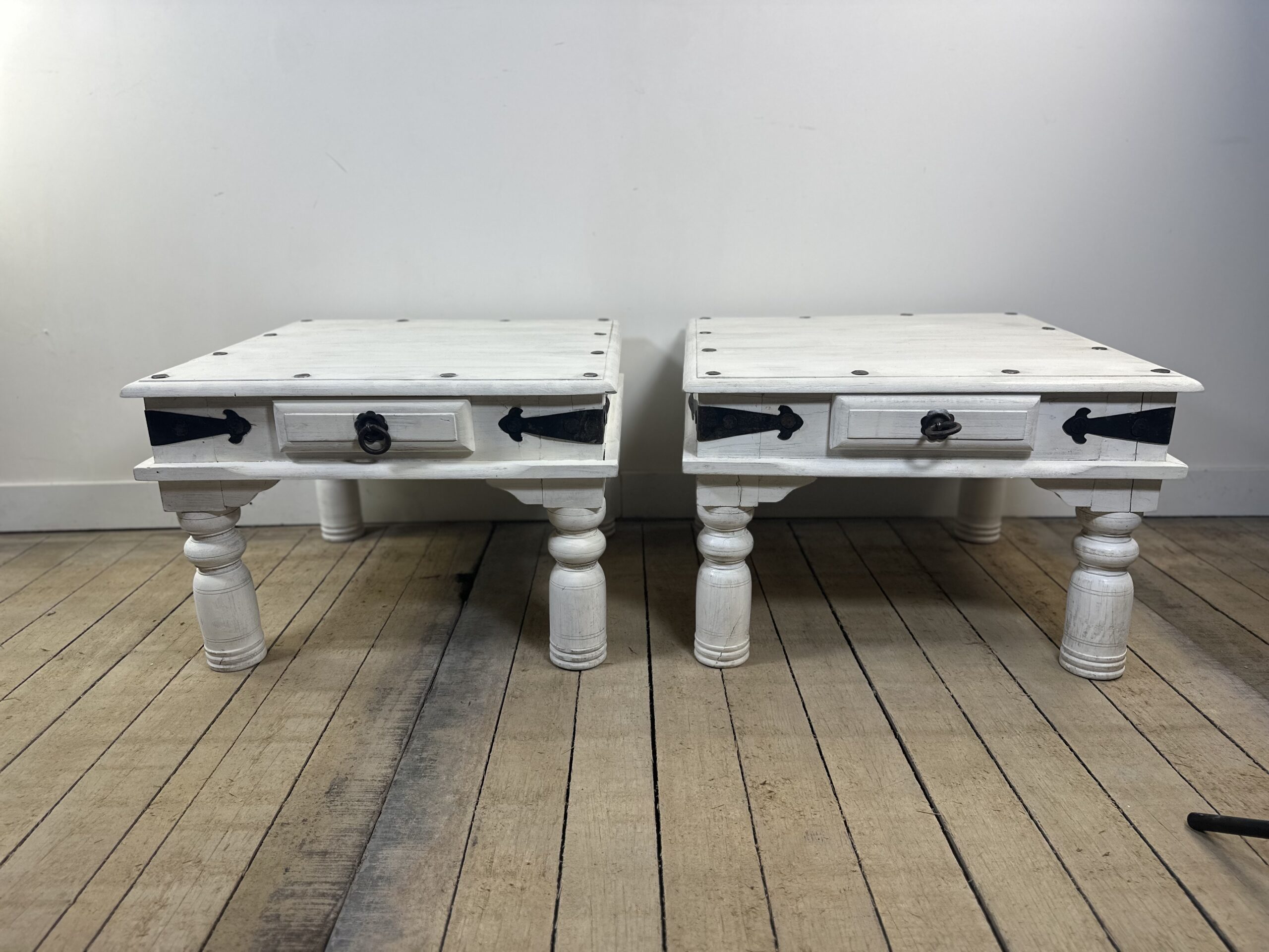 Tables basses (la paire) en bois patinée blanc et fer forgé noir 1990'S – Image 6