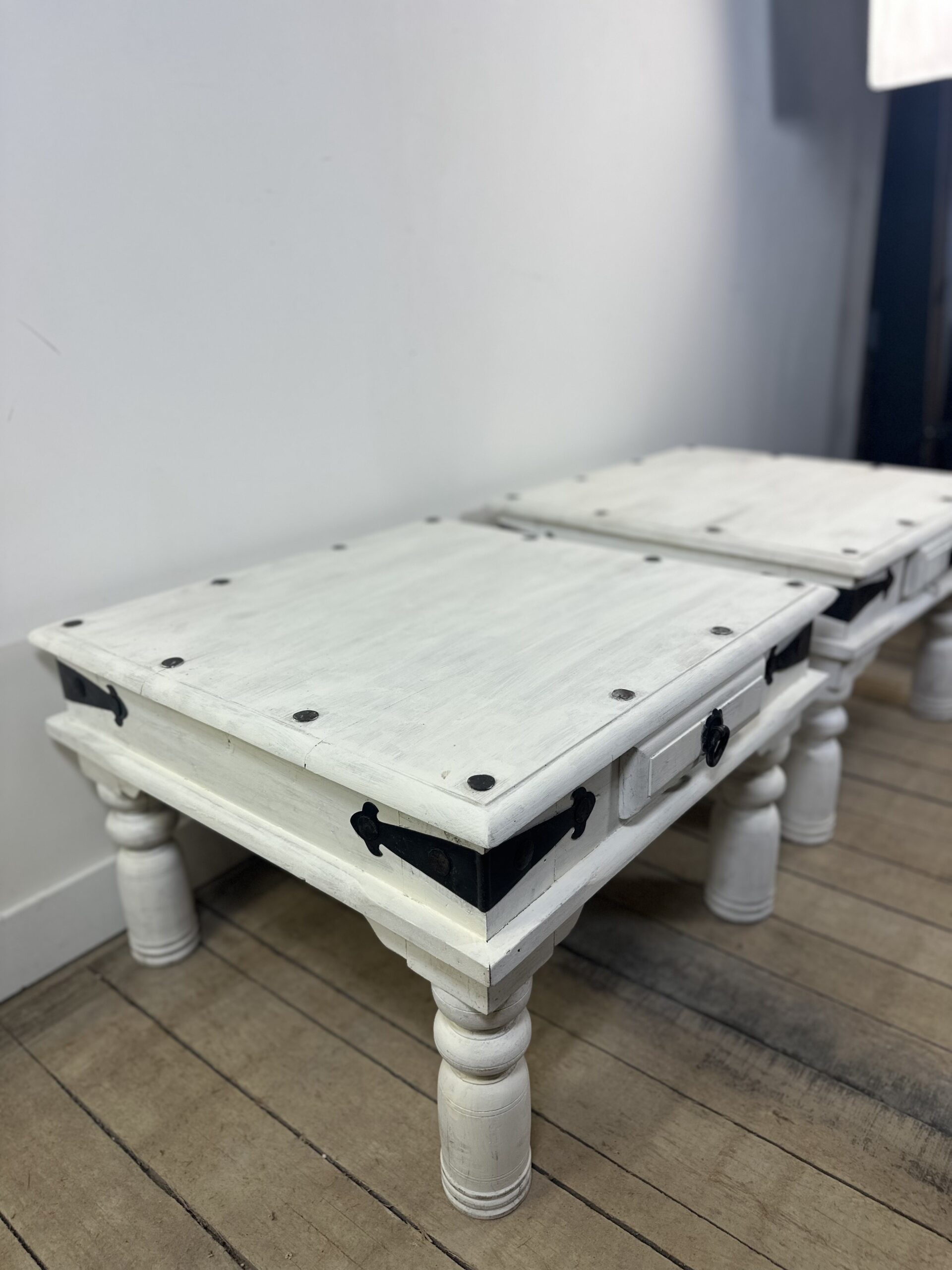 Tables basses (la paire) en bois patinée blanc et fer forgé noir 1990'S – Image 5