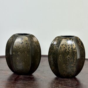 Paire de petits vases méplats époque Art Déco en dinanderie – Image 6