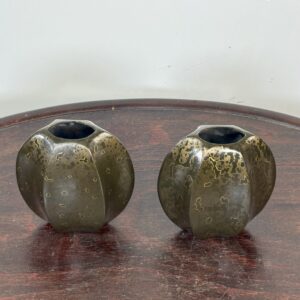 Paire de petits vases méplats époque Art Déco en dinanderie – Image 4