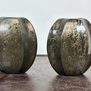 Paire de petits vases méplats époque Art Déco en dinanderie