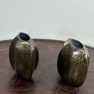 Paire de petits vases méplats époque Art Déco en dinanderie – Image 5