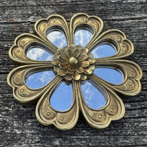 Alternative view of Fleur miroir 8 facettes murale en résine dorée diamètre 12 cm