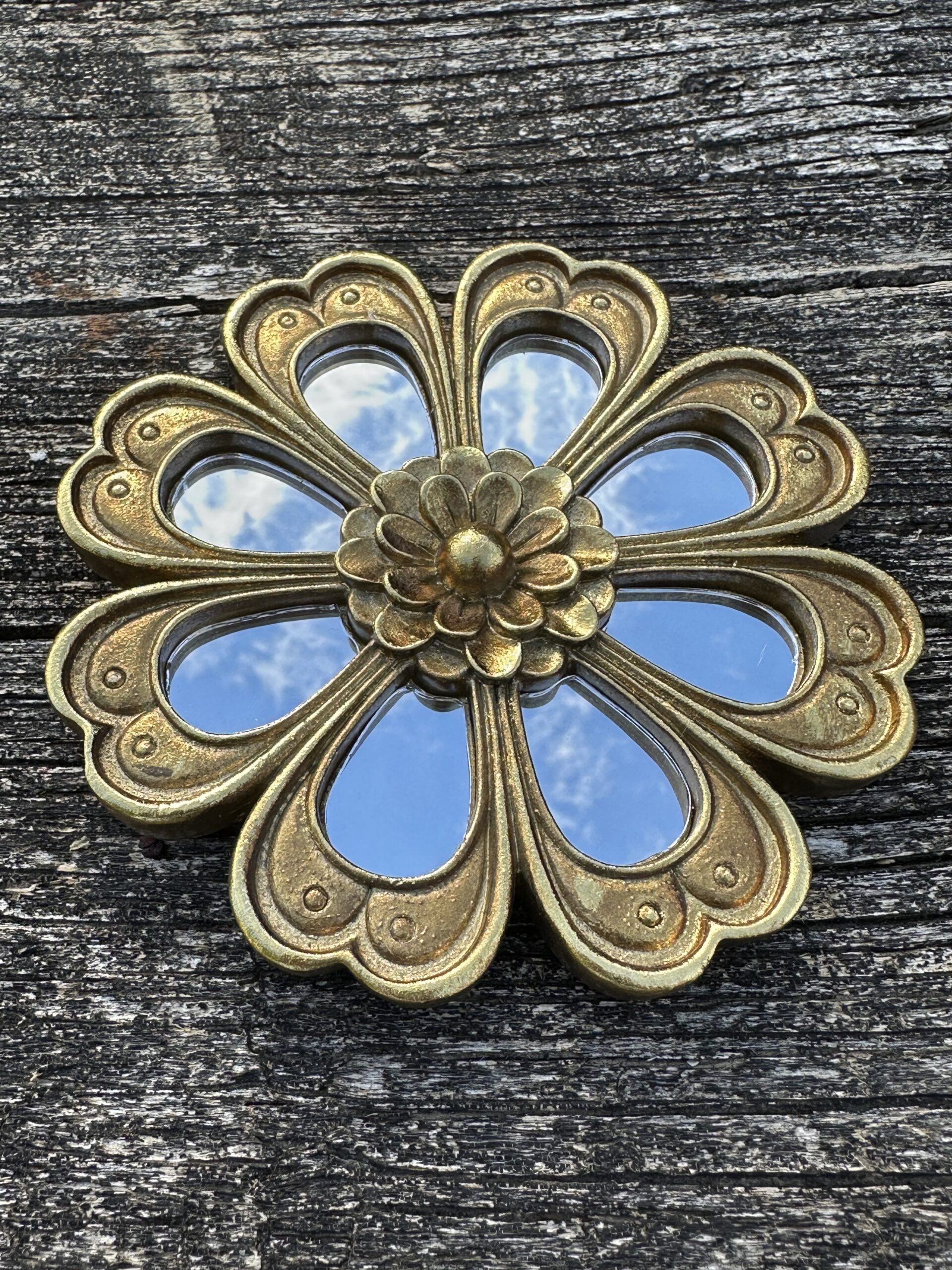 Fleur miroir 8 facettes murale en résine dorée diamètre 12 cm – Image 2