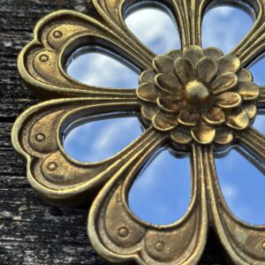 Fleur miroir 8 facettes murale en résine dorée diamètre 12 cm – Image 4