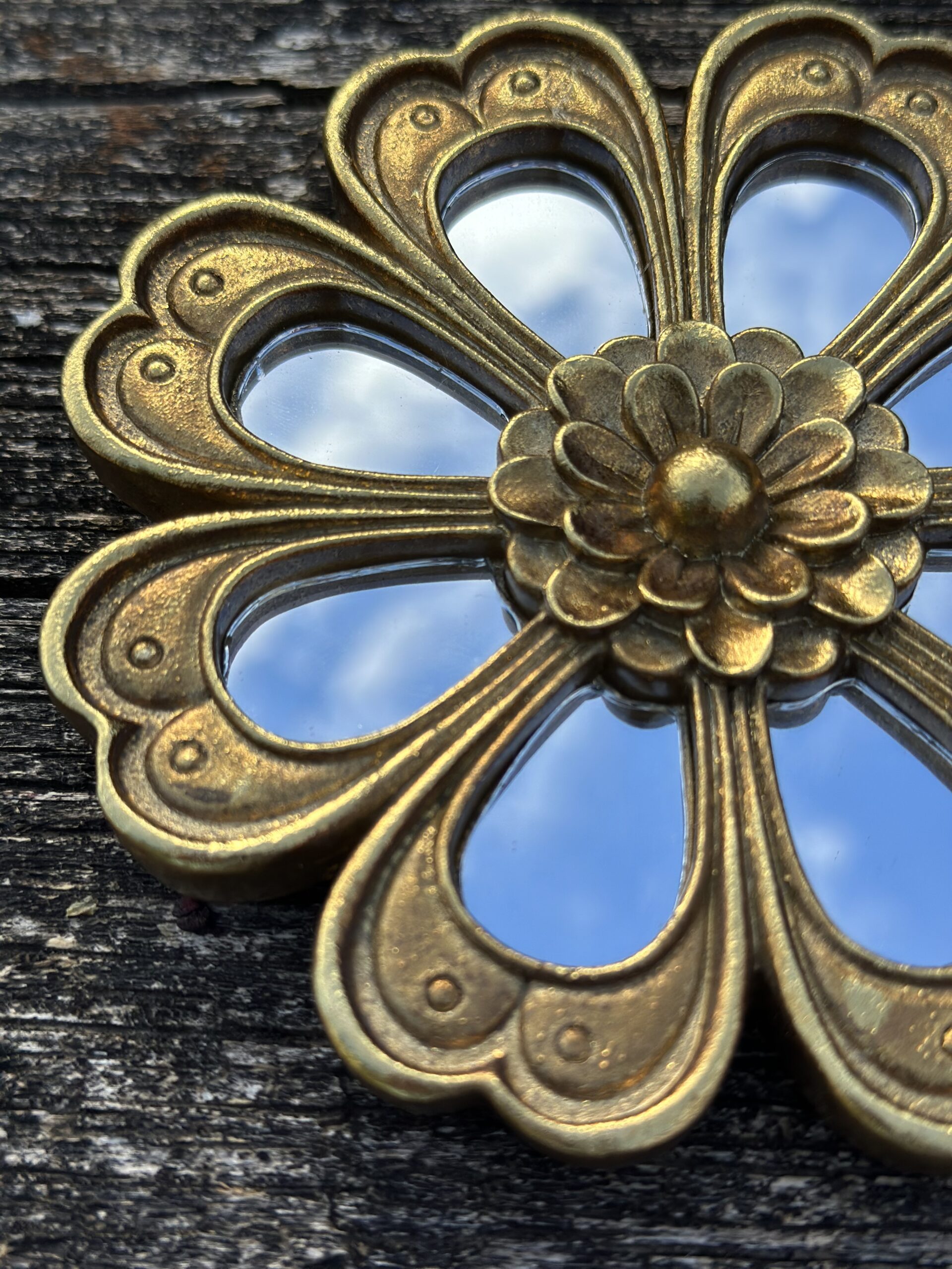 Fleur miroir 8 facettes murale en résine dorée diamètre 12 cm – Image 4