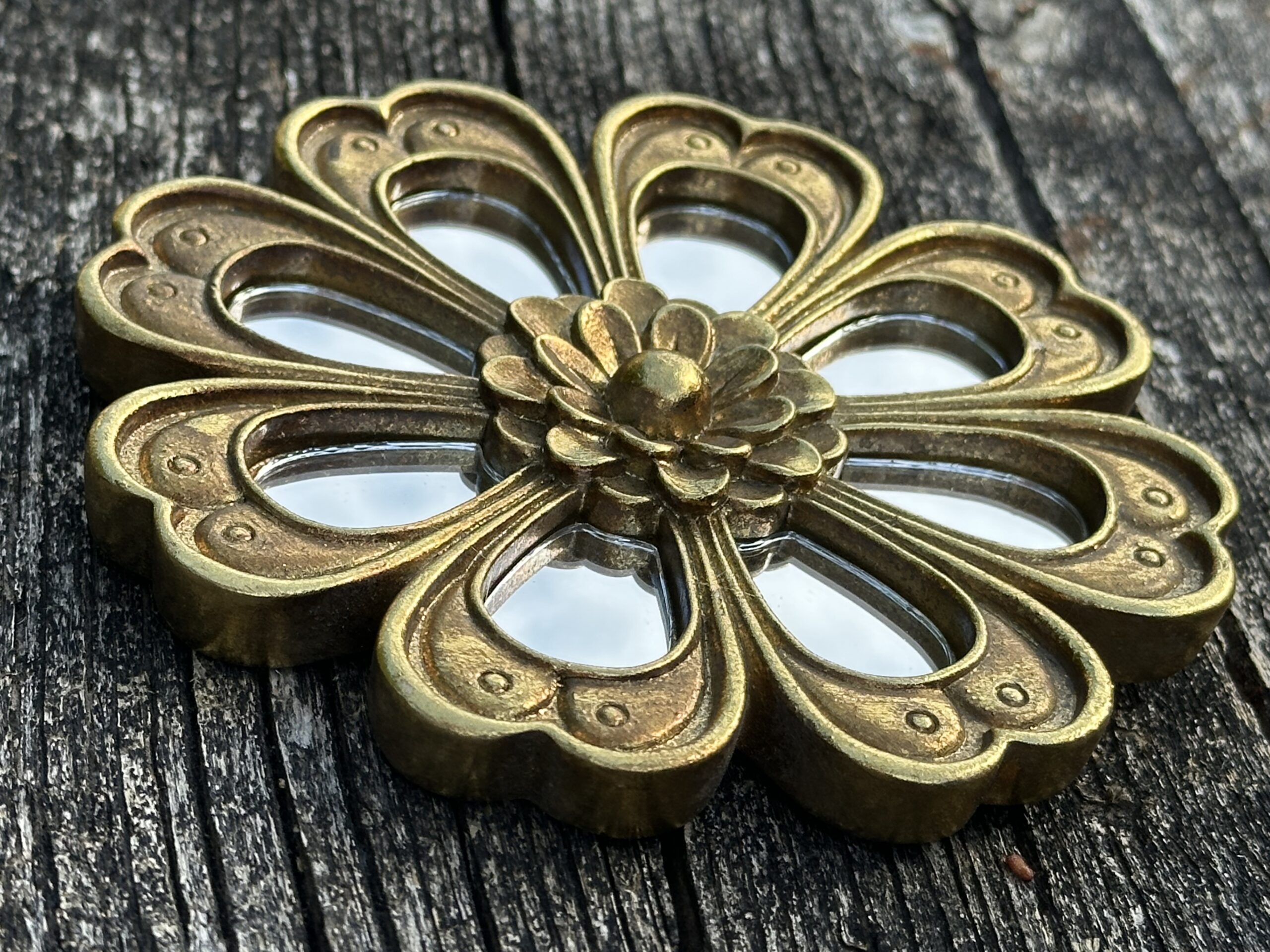 Fleur miroir 8 facettes murale en résine dorée diamètre 12 cm – Image 7