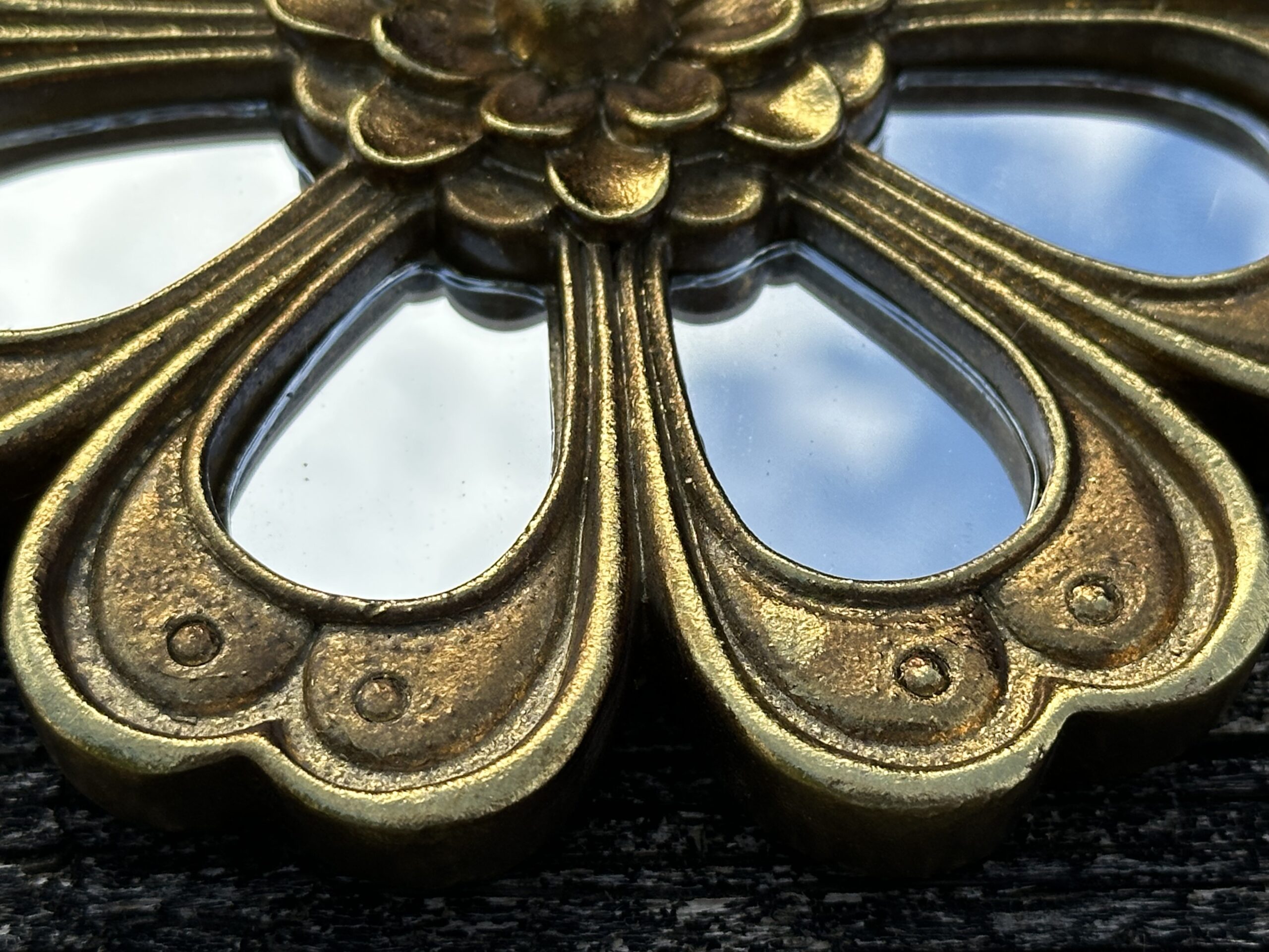Fleur miroir 8 facettes murale en résine dorée diamètre 12 cm – Image 6