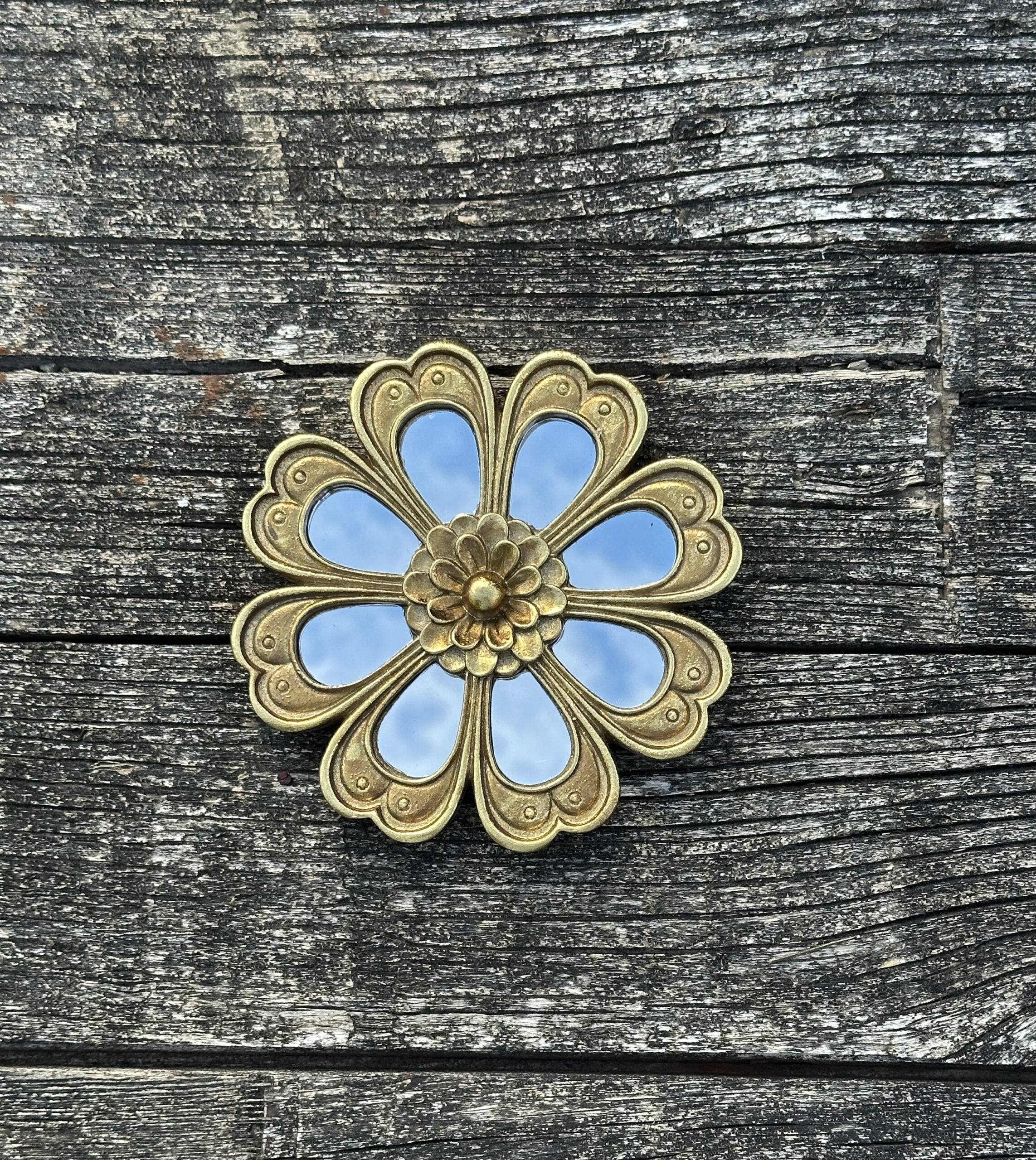 Fleur miroir 8 facettes murale en résine dorée diamètre 12 cm