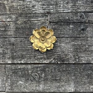Fleur murale Anémone en résine dorée diamètre 10 cm – Image 7