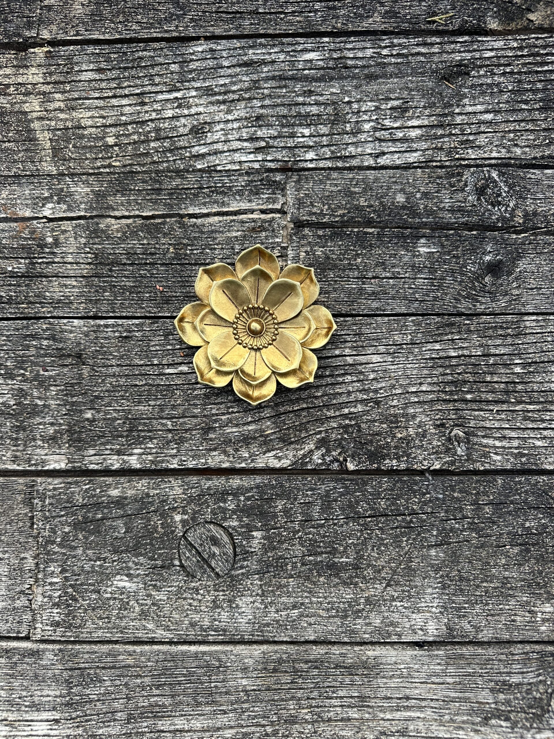 Fleur murale Anémone en résine dorée diamètre 10 cm – Image 7