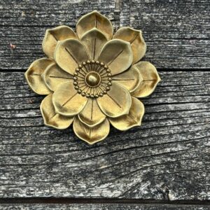 Fleur murale Anémone en résine dorée diamètre 10 cm – Image 4