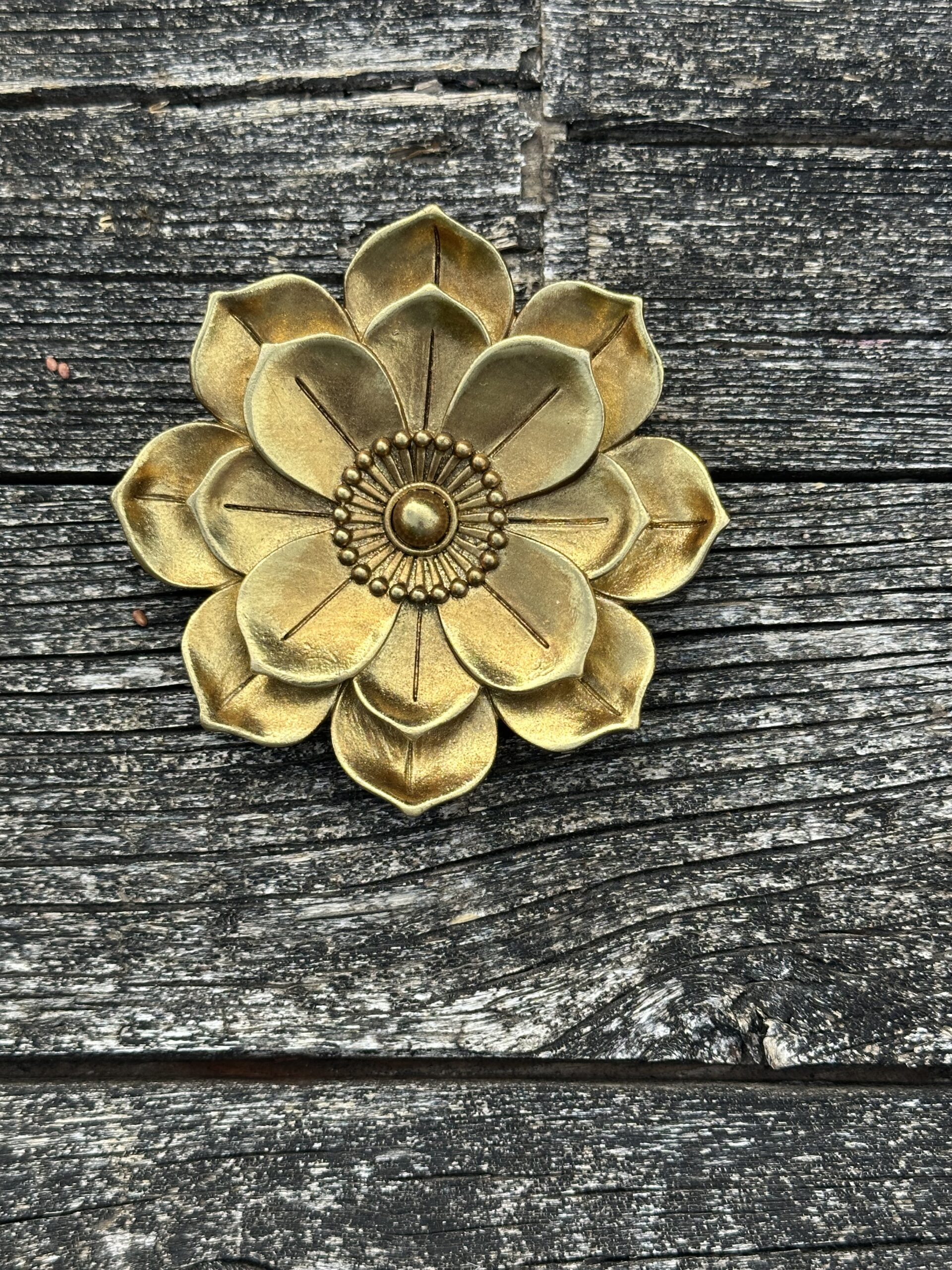 Fleur murale Anémone en résine dorée diamètre 10 cm – Image 4