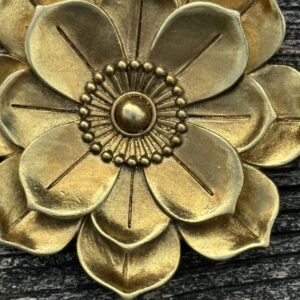 Fleur murale Anémone en résine dorée diamètre 10 cm – Image 3