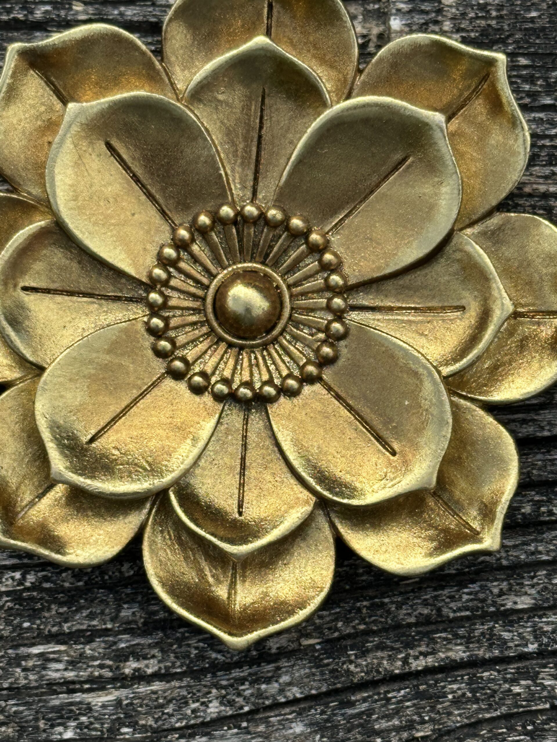 Fleur murale Anémone en résine dorée diamètre 10 cm – Image 3