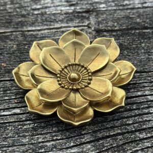 Alternative view of Fleur murale Anémone en résine dorée diamètre 10 cm