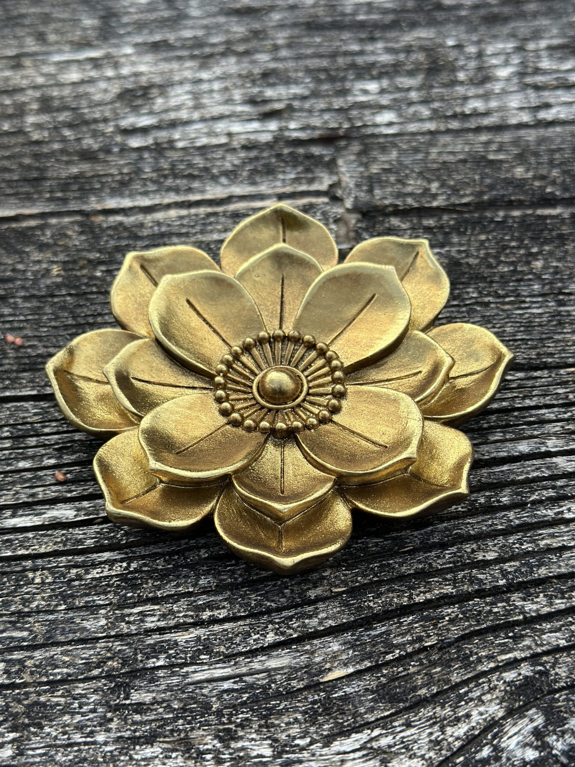 Fleur murale Anémone en résine dorée diamètre 10 cm – Image 2