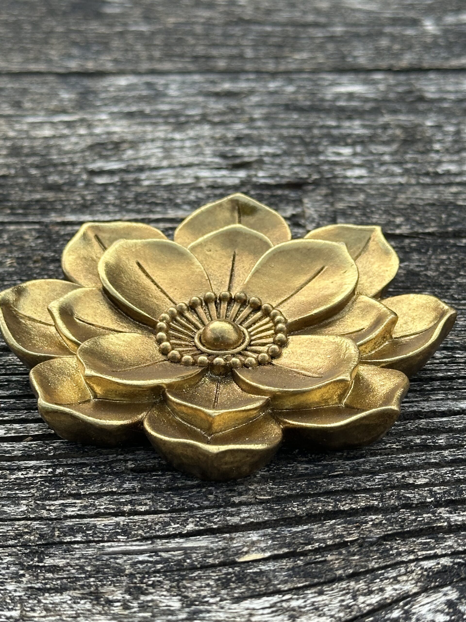 Fleur murale Anémone en résine dorée diamètre 10 cm – Image 5