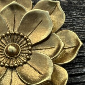 Fleur murale Anémone en résine dorée diamètre 10 cm – Image 6