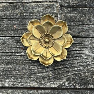 Fleur murale Anémone en résine dorée diamètre 10 cm