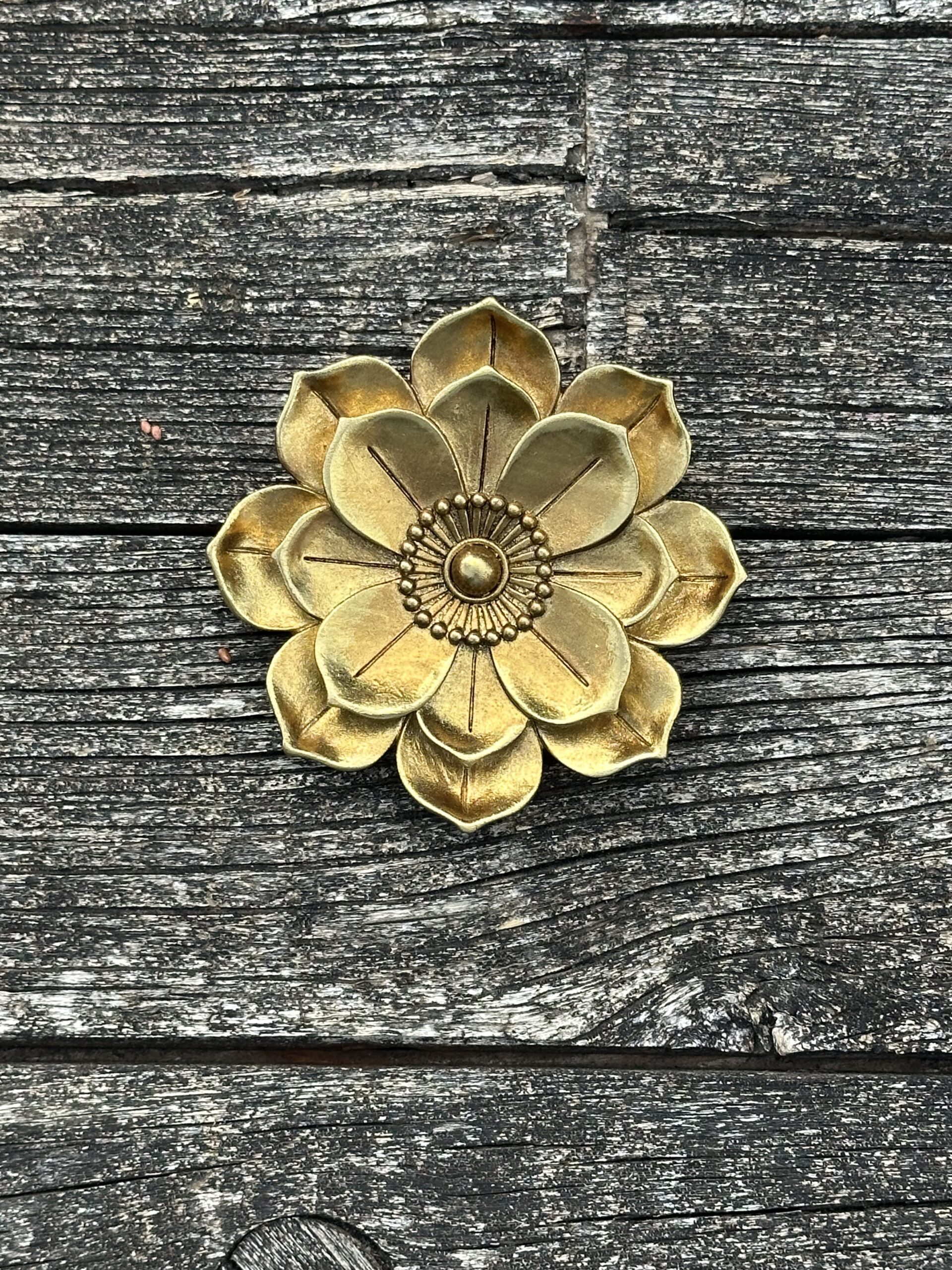 Fleur murale Anémone en résine dorée diamètre 10 cm