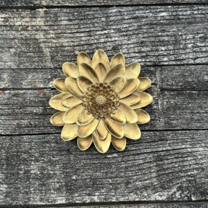 Fleur murale Dahlia en résine dorée diamètre 15 cm – Image 7