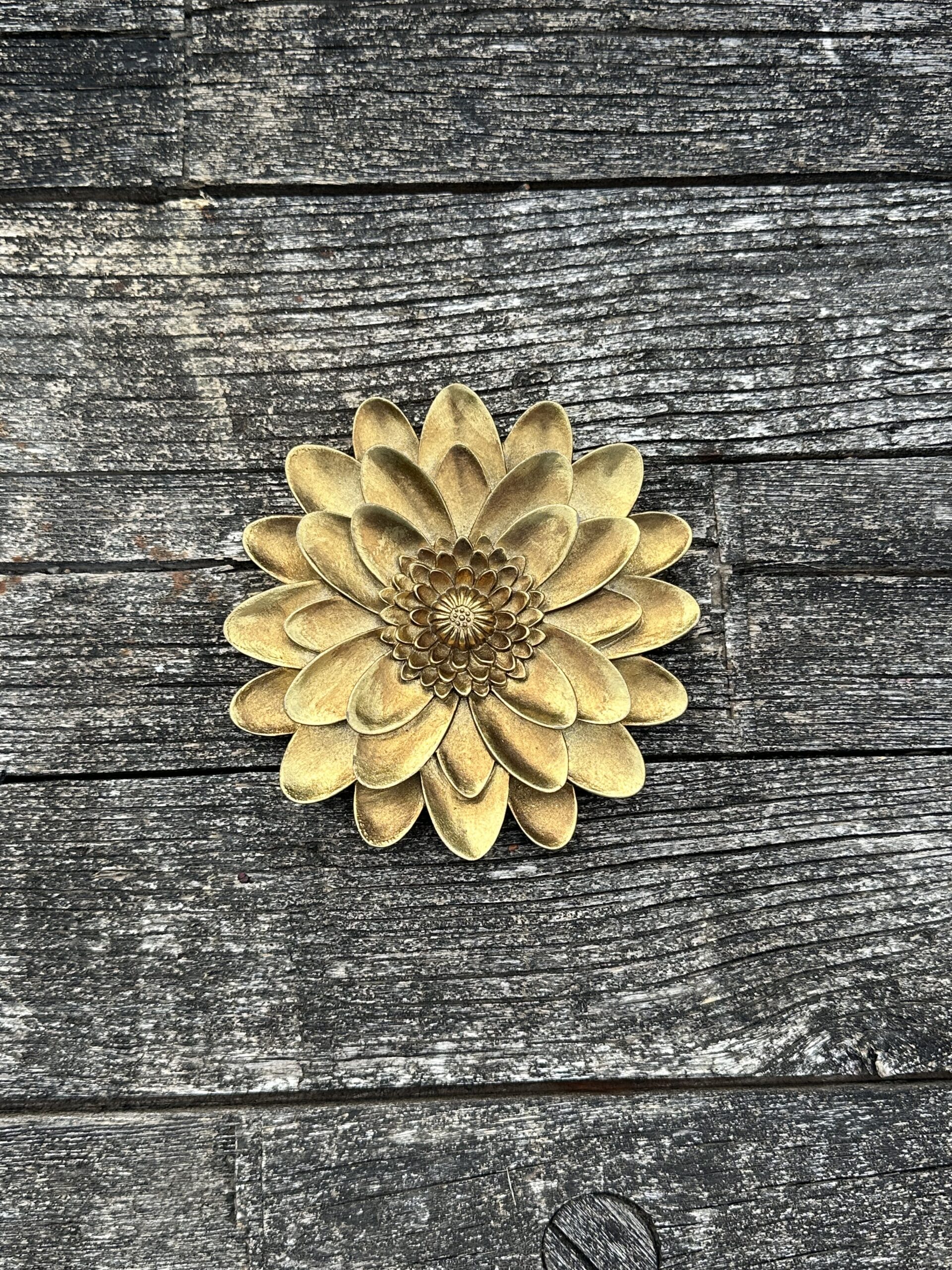 Fleur murale Dahlia en résine dorée diamètre 15 cm – Image 7