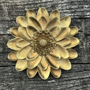 Fleur murale Dahlia en résine dorée diamètre 15 cm