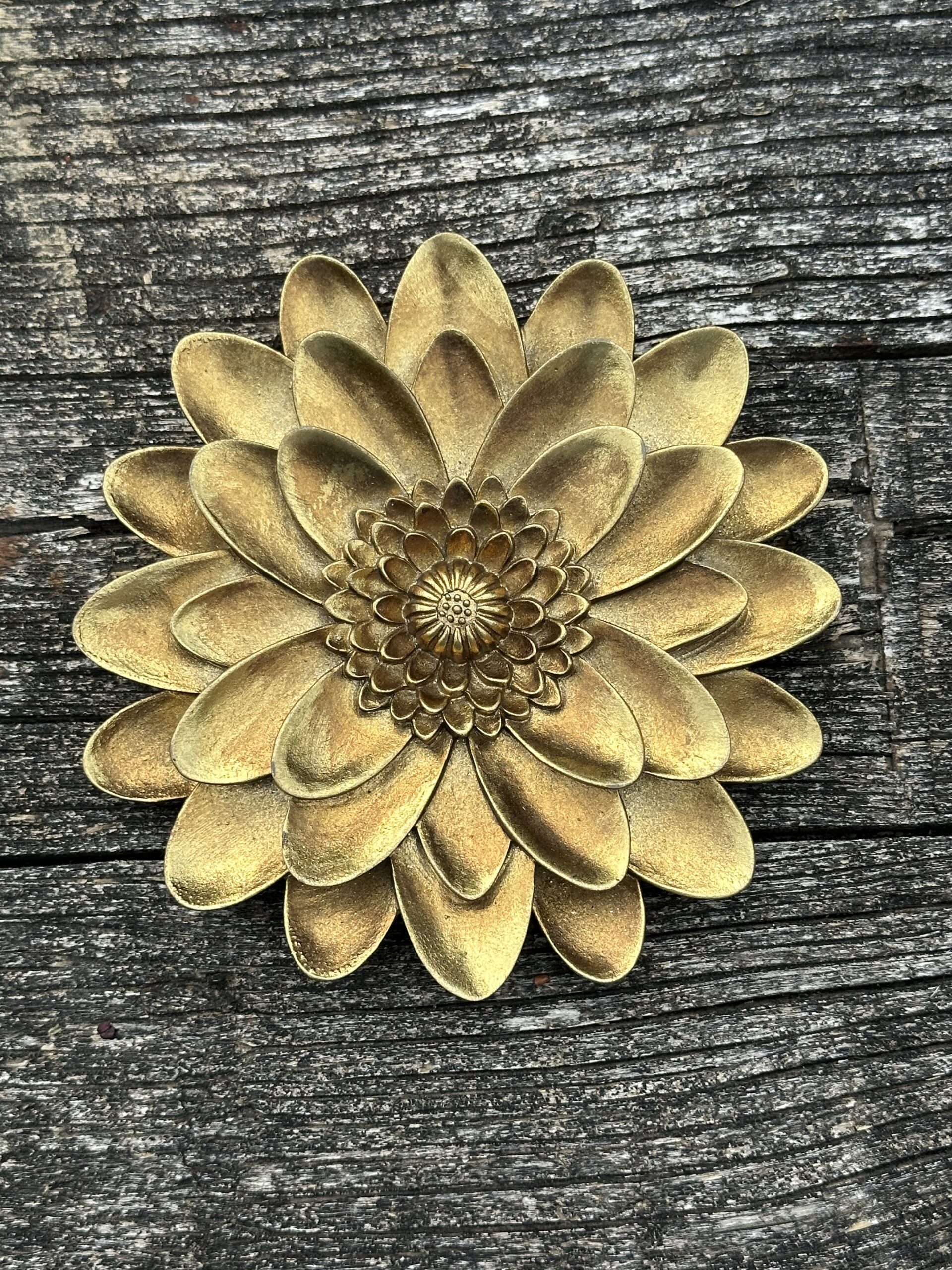 Fleur murale Dahlia en résine dorée diamètre 15 cm