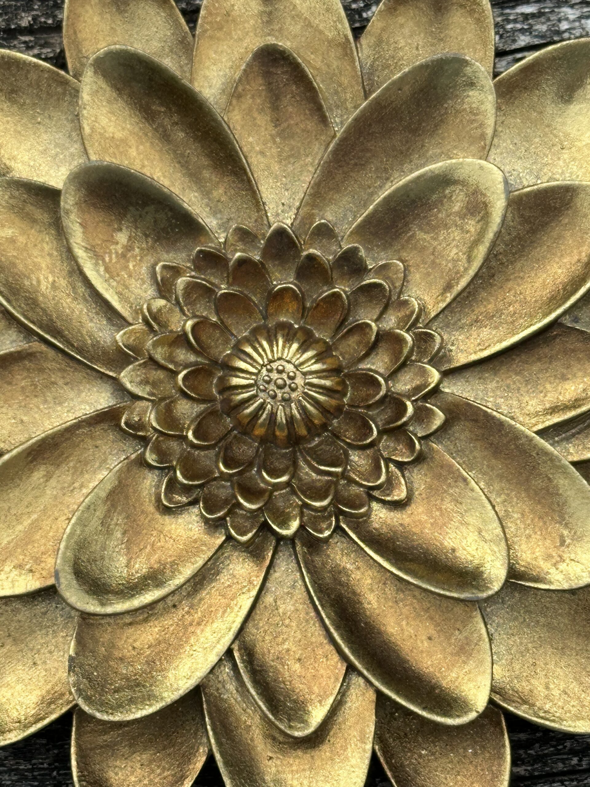 Fleur murale Dahlia en résine dorée diamètre 15 cm – Image 6