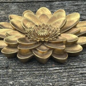 Fleur murale Dahlia en résine dorée diamètre 15 cm – Image 5