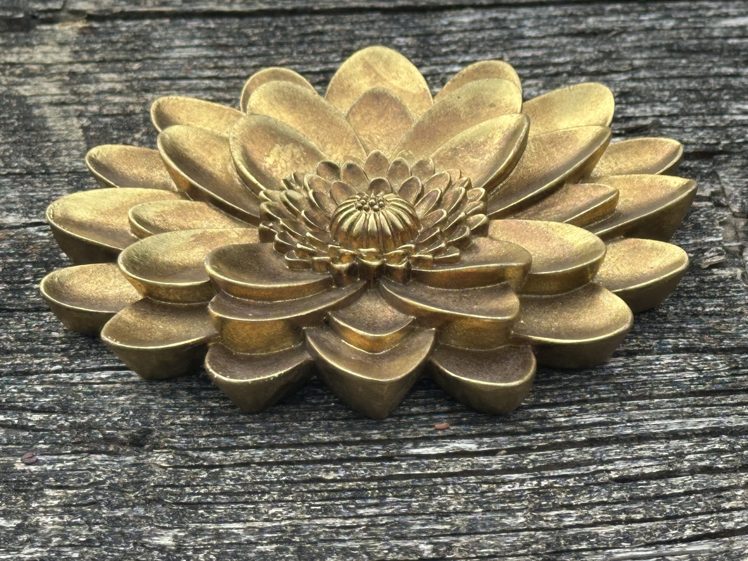 Fleur murale Dahlia en résine dorée diamètre 15 cm – Image 5