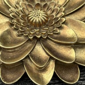 Fleur murale Dahlia en résine dorée diamètre 15 cm – Image 4