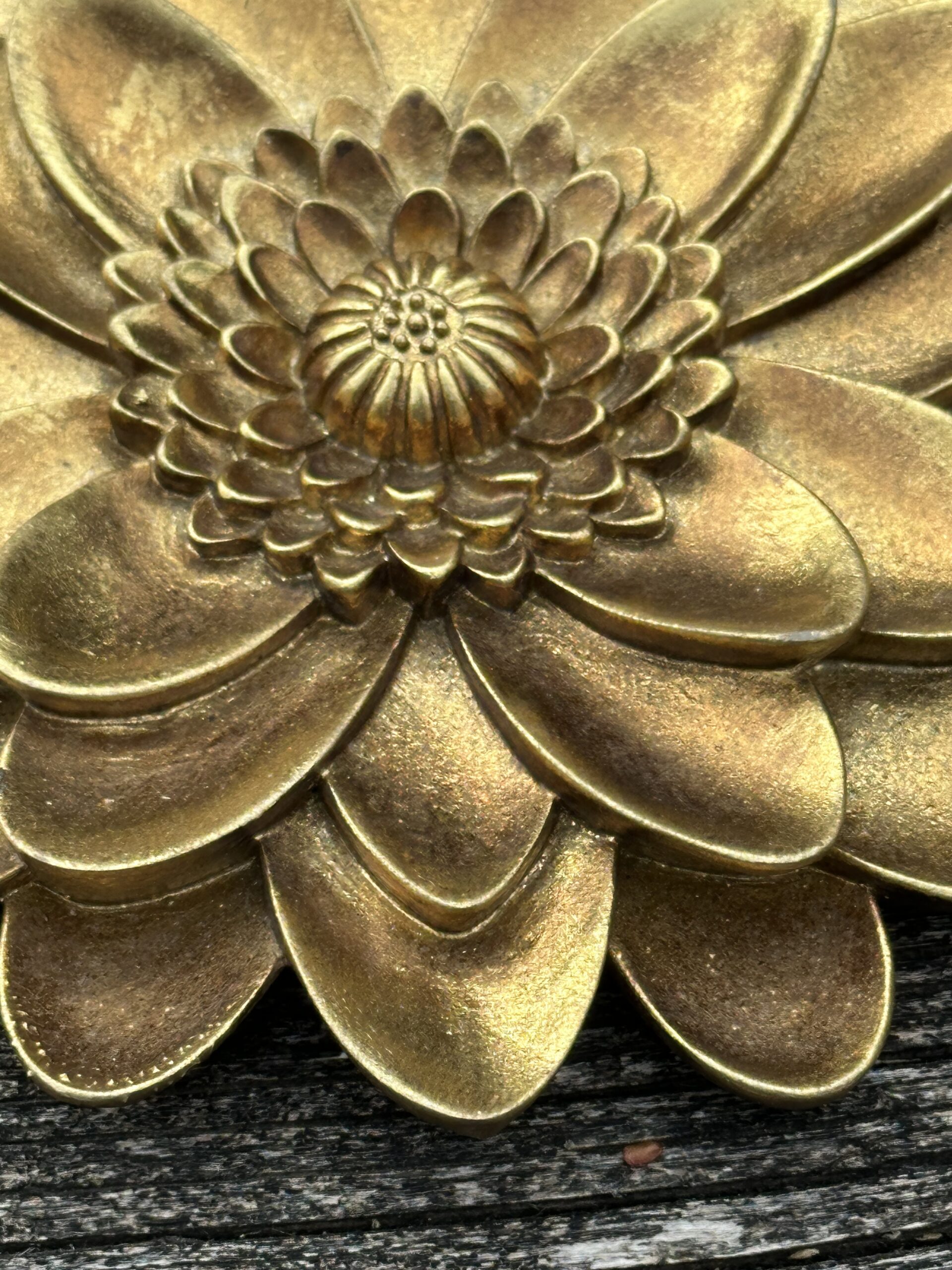 Fleur murale Dahlia en résine dorée diamètre 15 cm – Image 4