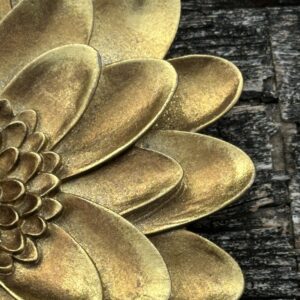 Fleur murale Dahlia en résine dorée diamètre 15 cm – Image 3