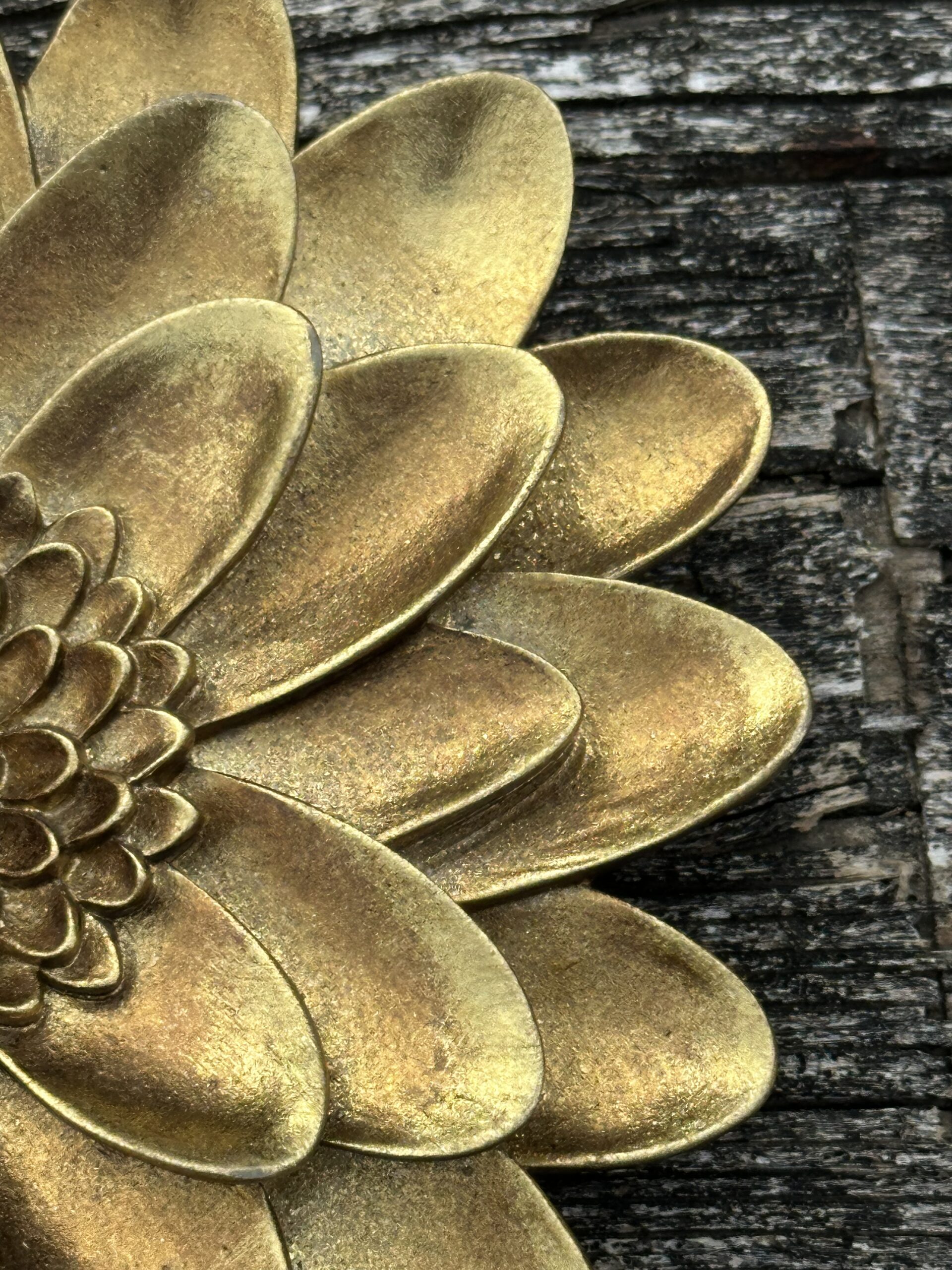 Fleur murale Dahlia en résine dorée diamètre 15 cm – Image 3