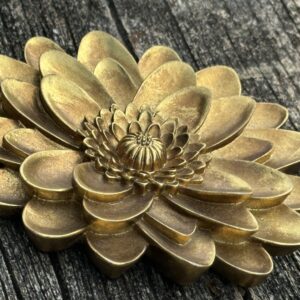 Fleur murale Dahlia en résine dorée diamètre 15 cm – Image 8