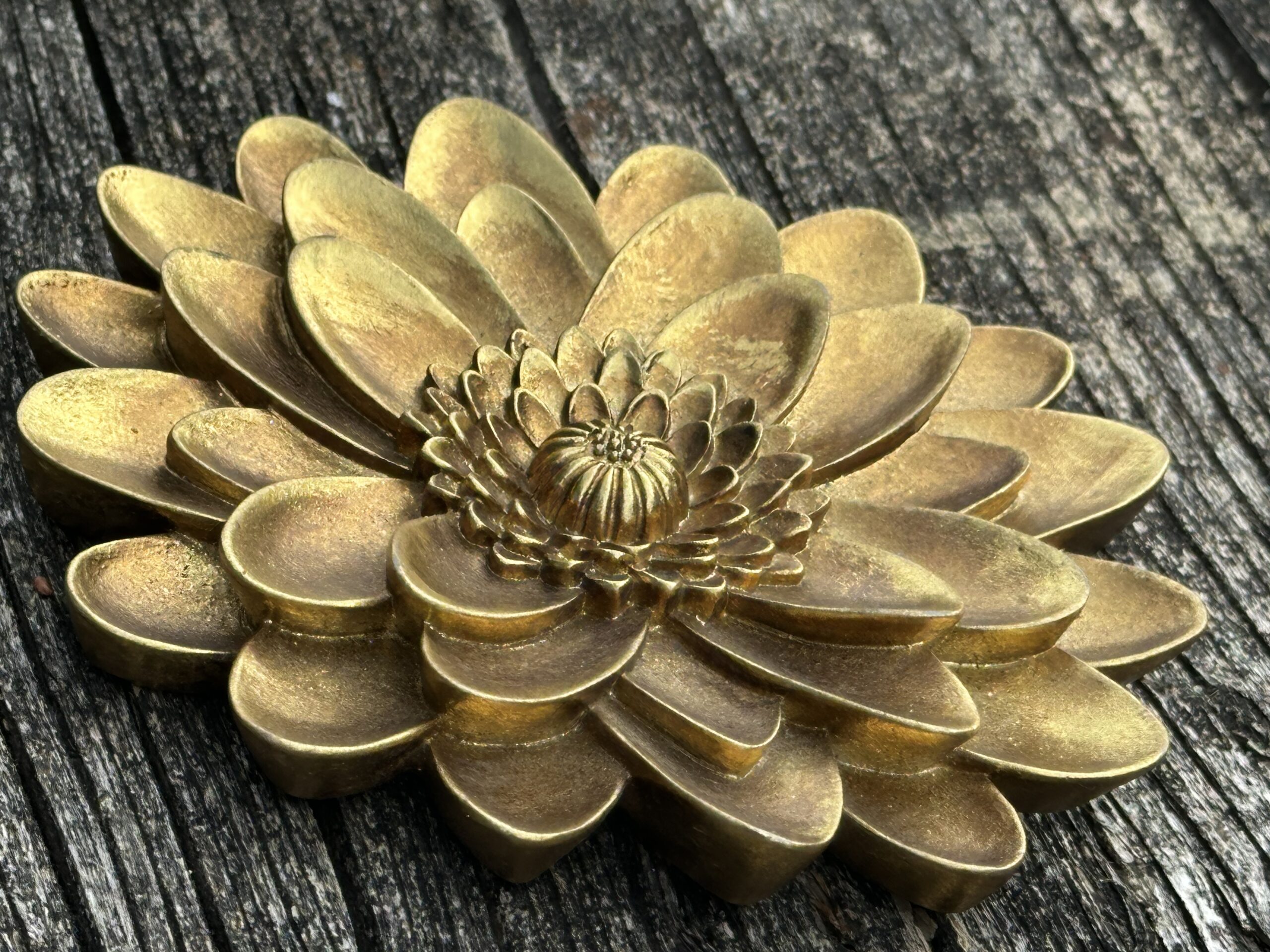 Fleur murale Dahlia en résine dorée diamètre 15 cm – Image 8