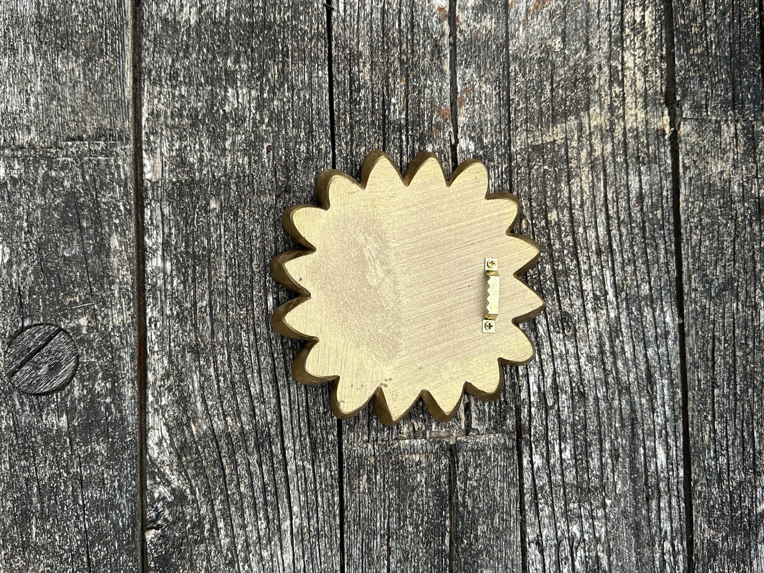 Fleur murale Dahlia en résine dorée diamètre 15 cm – Image 9